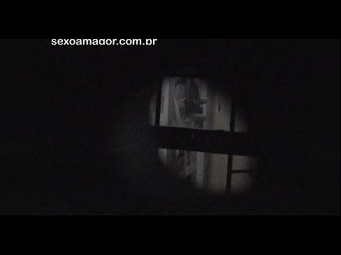❤️ Бландзінка таемна здымаецца на відэа з суседскага вуаерыста, схаванага за пустымі цэгламі ❤️ Порна-відэа у нас ❤
